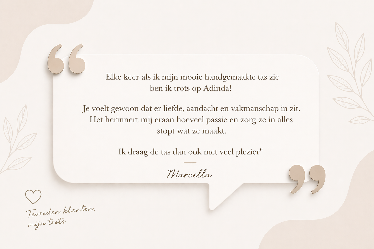 Zachtbeige citaatkaart met Nederlandse tekst en decoratieve aanhalingstekens op een lichte achtergrond.