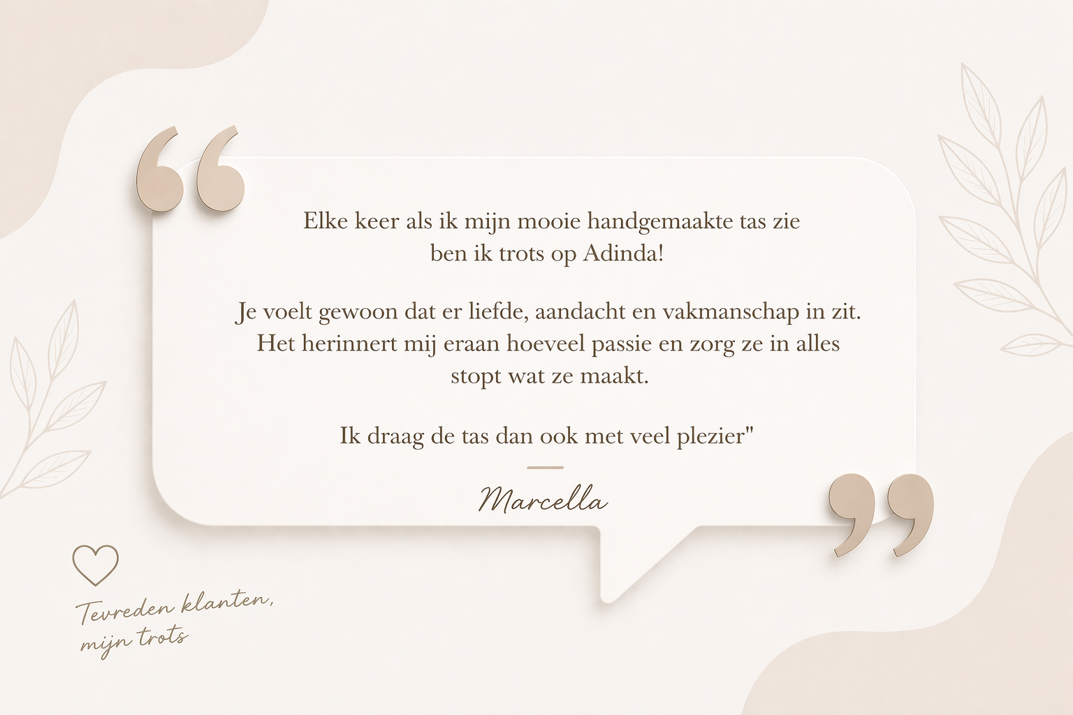 Zachtbeige citaatkaart met Nederlandse tekst en decoratieve aanhalingstekens op een lichte achtergrond.