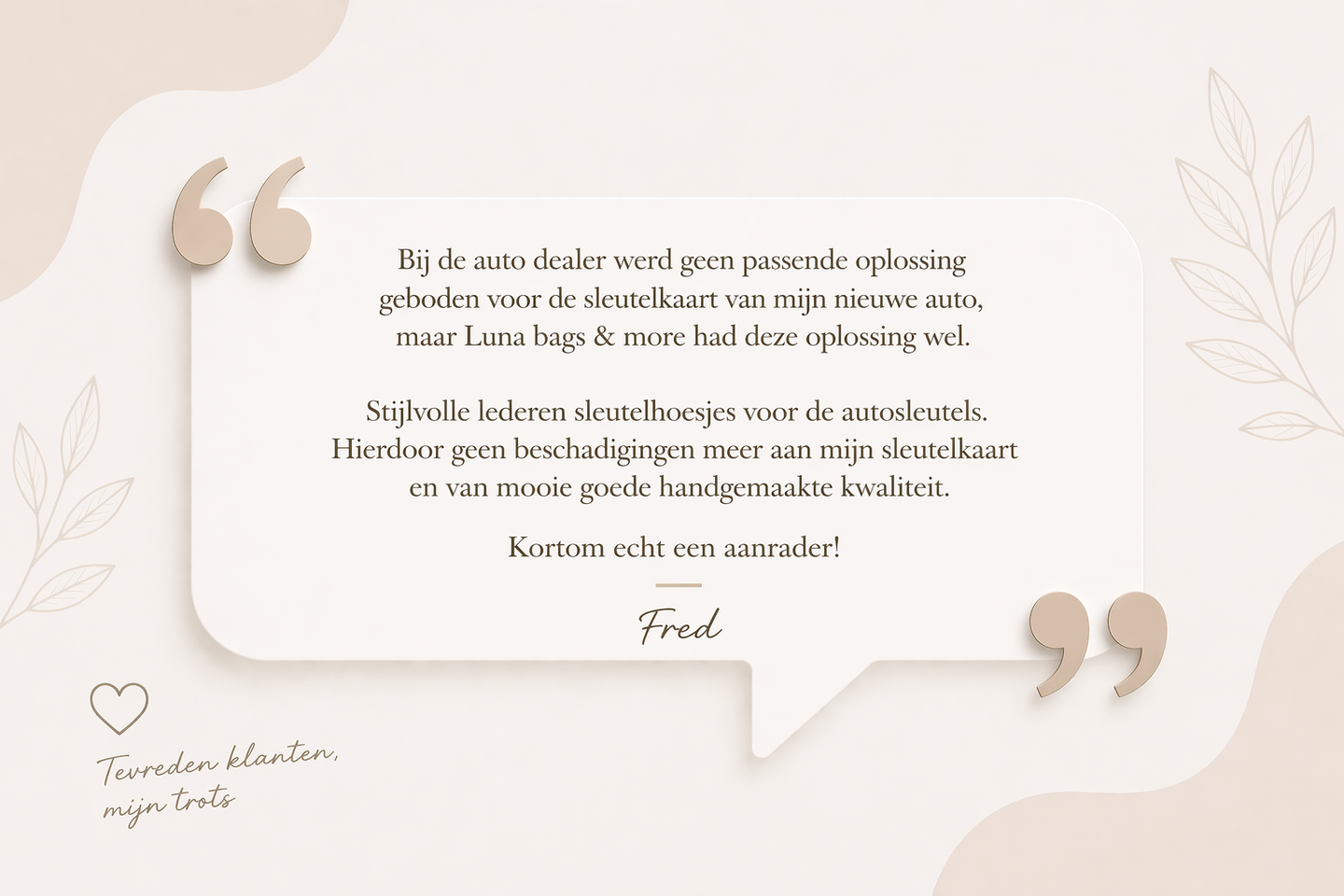 Elegante beige citaatkaart met decoratieve aanhalingstekens en gecentreerde Nederlandse tekst op een zachte abstracte achtergrond.