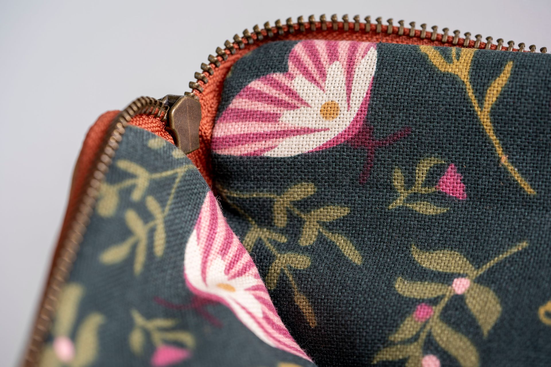 Een bruine suède shopper met een glinsterende, lichtroze basis en bijpassende glinsterende, rechthoekige accenten op de handvatten.