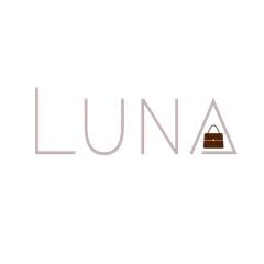 Een minimalistisch logo met de tekst "LUNA" in dunne, lichtgekleurde letters, met een klein bruin handtasje-icoontje in de letter A.