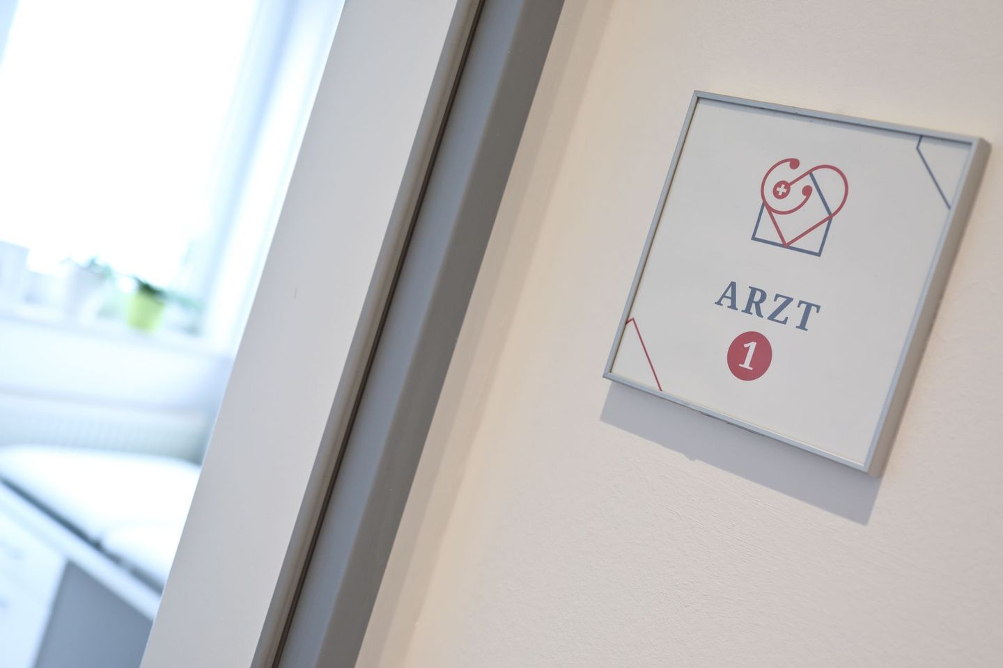 Schild eines Arztzimmers der Hausarztpraxis Paroch © miru