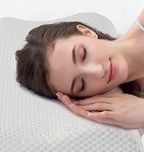 Almohada de espuma viscoelástica blanca y azul claro con panel lateral gris, mostrada sobre un fondo blanco.