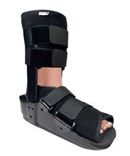 Bota ortopédica negra para caminar con correas ajustables y puntera abierta.