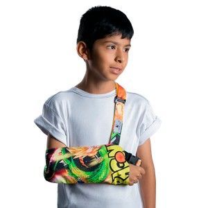 Una persona joven con un cabestrillo de colores, vestida con una camiseta blanca y mirando hacia un lado.