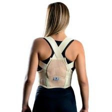Mujer con faja lumbar beige sobre sujetador deportivo y pantalones cortos negros, de perfil sobre fondo blanco.