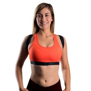 Mujer con un corrector postural negro sobre una camiseta deportiva roja, vista de espaldas sobre un fondo blanco.