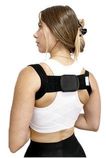 Mujer con un corrector de postura negro sobre una camiseta blanca de tirantes, vista desde atrás y de perfil.