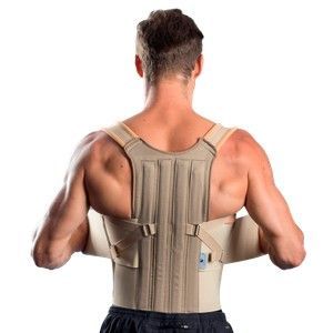 Vista posterior de una persona que lleva un corrector postural beige con soportes para hombros y espalda.