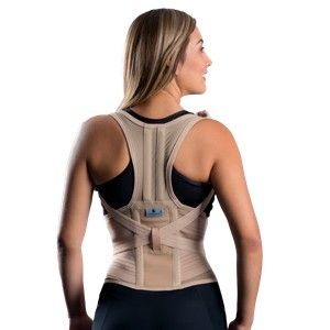 Mujer con faja ortopédica beige, vista desde atrás sobre un fondo blanco.