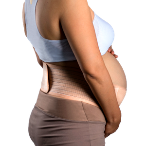 Mujer embarazada con un cinturón de soporte lumbar beige, de perfil contra un fondo blanco.