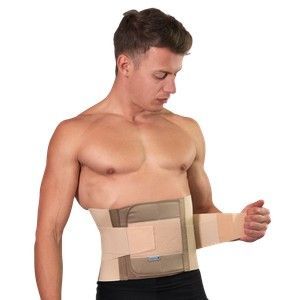 Hombre con faja lumbar beige con correa ajustable en el lado derecho.