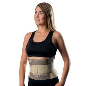 Hombre con faja lumbar beige con correa ajustable en el lado derecho.