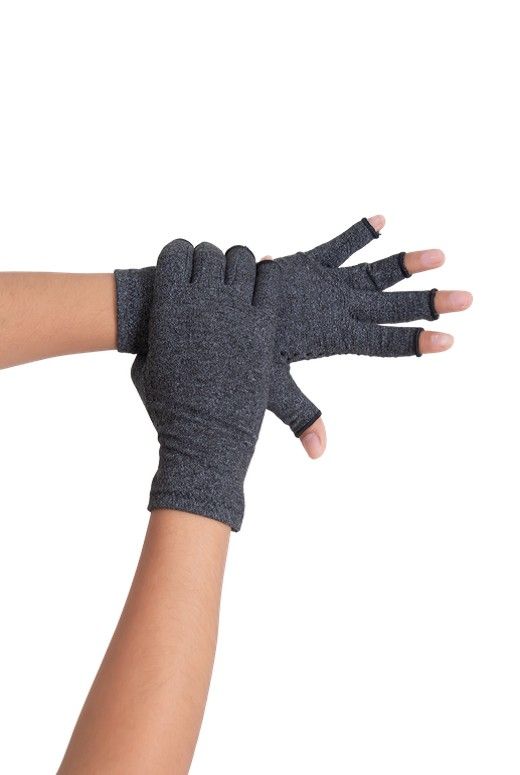 Persona con guantes gris oscuro poniéndose un guante sin dedos en una mano.