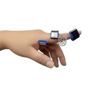 Mano con férula azul para el dedo y soporte metálico sobre un fondo blanco.