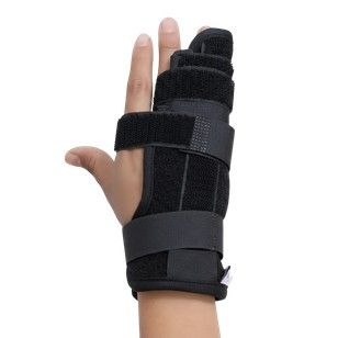 Soporte negro para la mano que sostiene el pulgar y los dedos en una mano levantada.