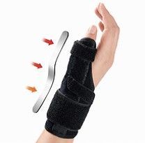 Muñequera negra con soporte para el pulgar