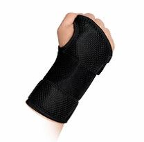 Muñequera negra en una mano con el pulgar al descubierto.