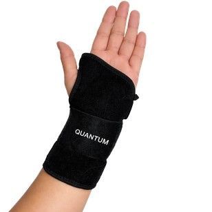 Muñequera negra en una mano con el pulgar al descubierto.