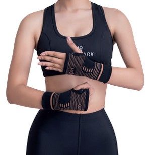 Mujer con top deportivo negro y muñequeras en el torso y las muñecas.