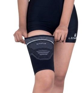 Persona que lleva una faja negra para el muslo, ajustándola en la parte superior de la pierna.