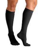 Calcetines negros hasta la rodilla en la parte inferior de las pierna