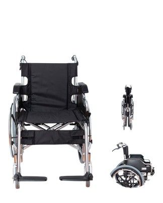 Silla de ruedas plegable negra mostrada en vistas frontal, lateral y plegada sobre un fondo blanco.