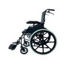 Silla de ruedas negra con ruedas traseras grandes y reposapiés delanteros sobre un fondo blanco.