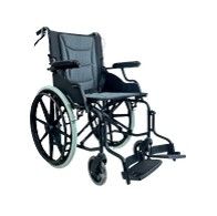 Silla de ruedas negra con ruedas traseras grandes y reposapiés delanteros sobre un fondo blanco.