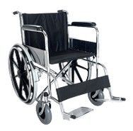 Silla de ruedas negra y plateada con reposapiés, ligeramente inclinada hacia la derecha sobre un fondo blanco.