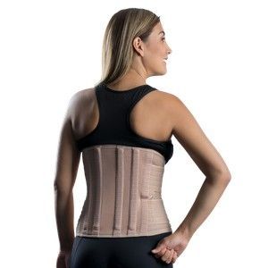 Persona que lleva una faja lumbar beige sobre una camiseta de tirantes negra, vista desde atrás y de perfil.