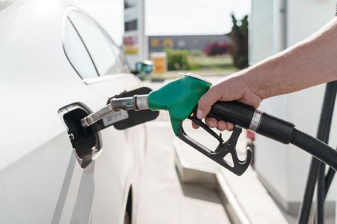 Persona con tuta protettiva che disinfetta l'interno di un'auto con l'ozono