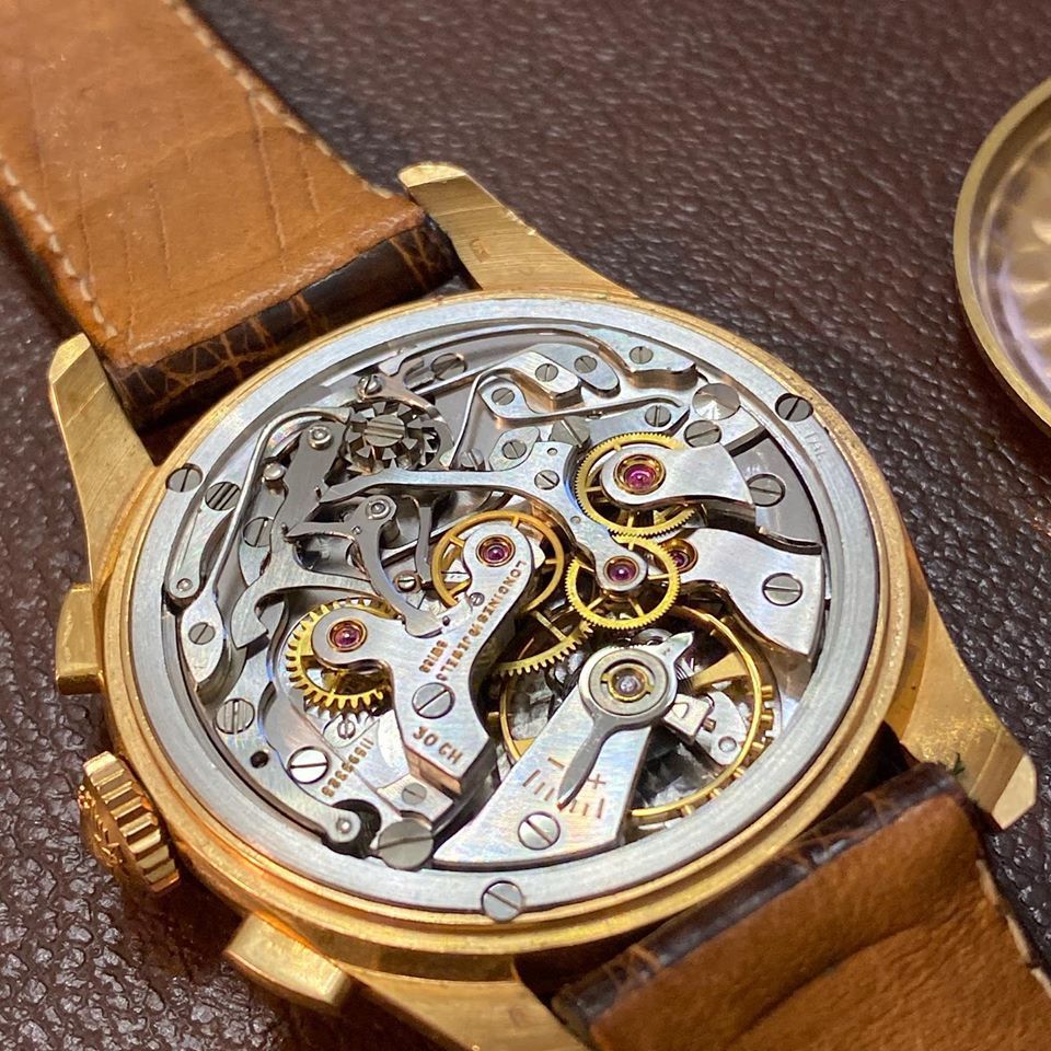 Un primo piano dell'interno di un orologio su un tavolo.