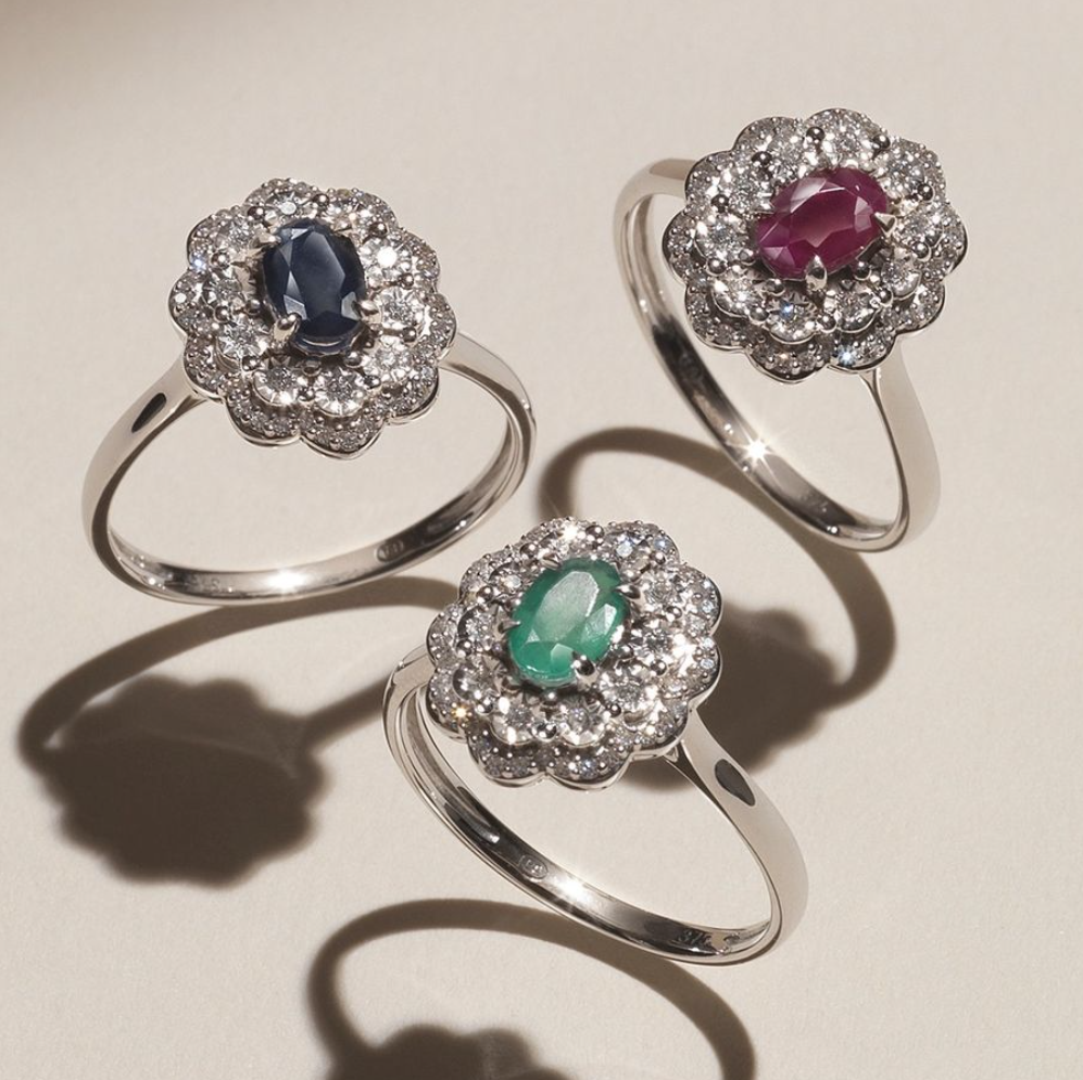 Tre anelli con pietre e diamanti di colore diverso
