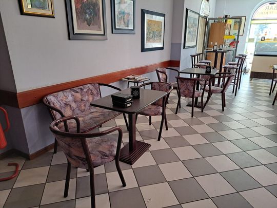 30 poltroncine e 3 divanetti imbottiti a 600 euro
