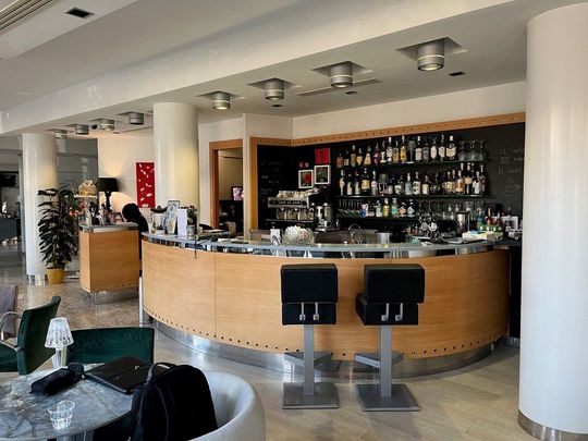 Banco bar completo di retrobanco + banco reception 
