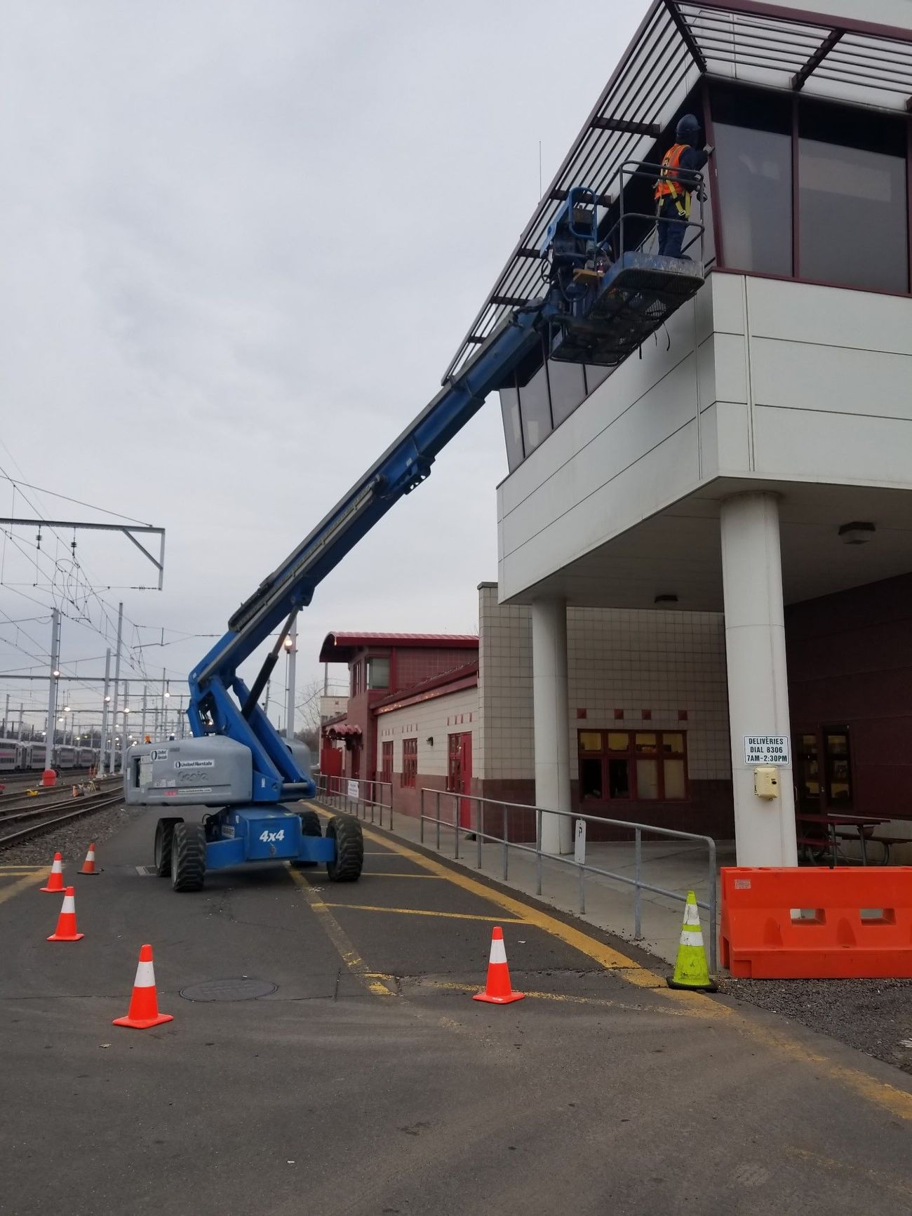 A crane with the word genie on the side of it