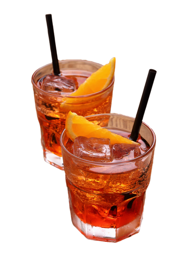 Due cocktail Aperol Spritz con fette d'arancia e cannucce.