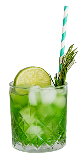 Cocktail verde in un bicchiere con una fetta di lime, rosmarino, una cannuccia a righe e ghiaccio.
