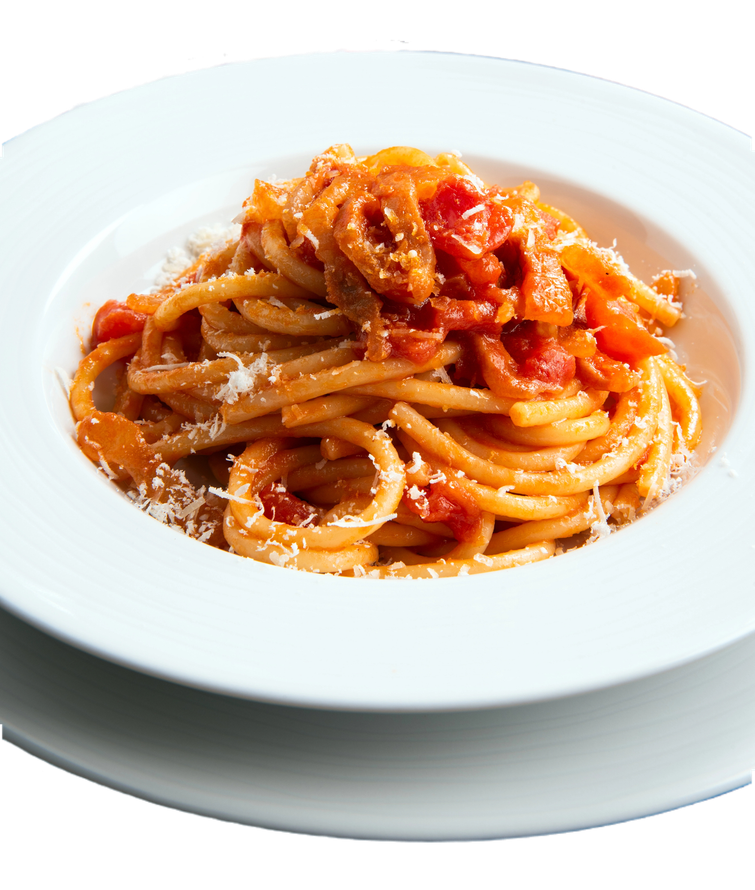 Pasta al sugo di pomodoro, cosparsa di formaggio grattugiato, in una ciotola bianca.