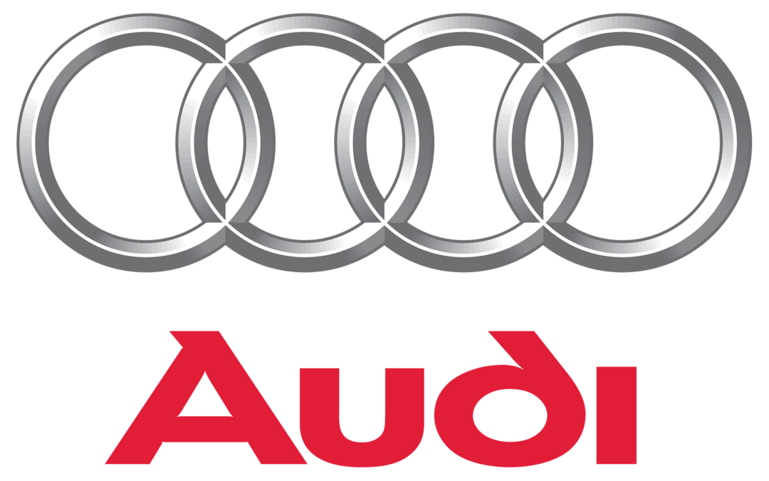 Logo Audi con quattro anelli argentati sopra la scritta rossa