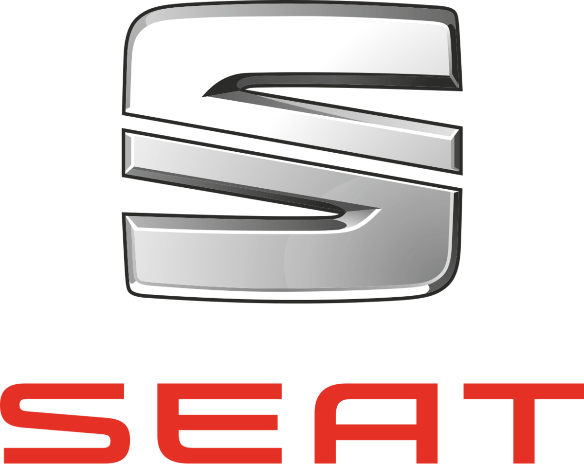 Logo SEAT argentato sopra la scritta SEAT rossa su sfondo bianco.