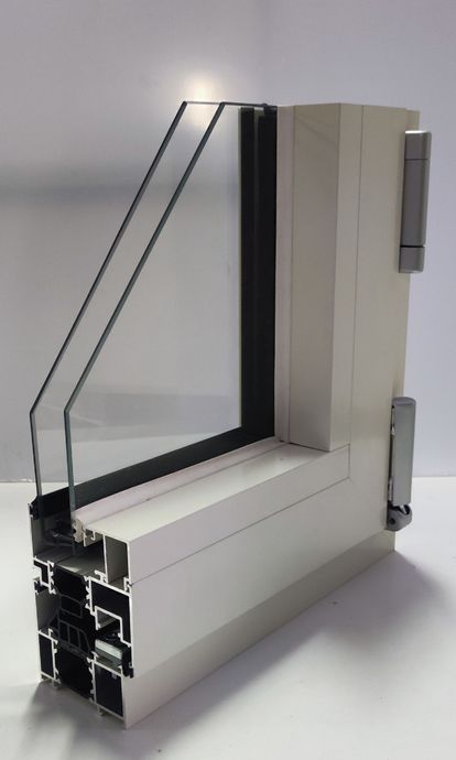 dei telai di legno e pvc di color bianco ad incastro per vetri