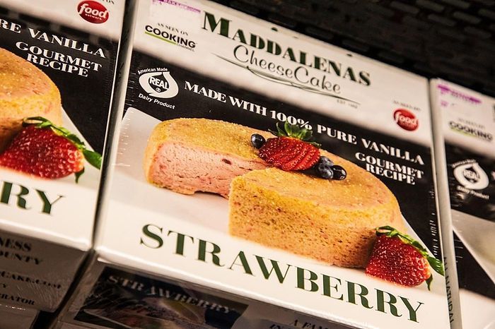 A box of strawberry cheesecake made with 100 % pure vanilla