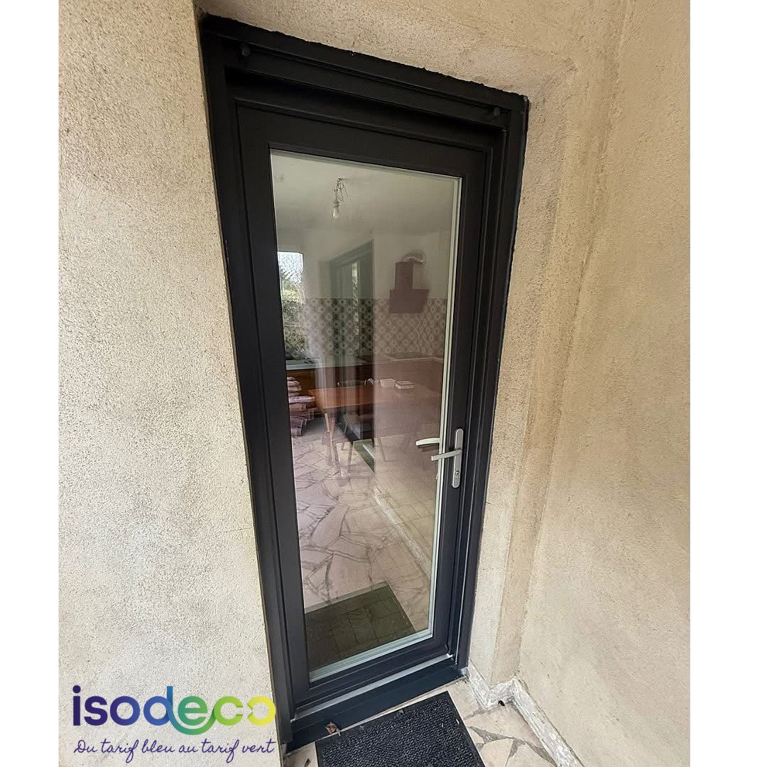 une porte vitrée et un cadre noir est sur un mur.