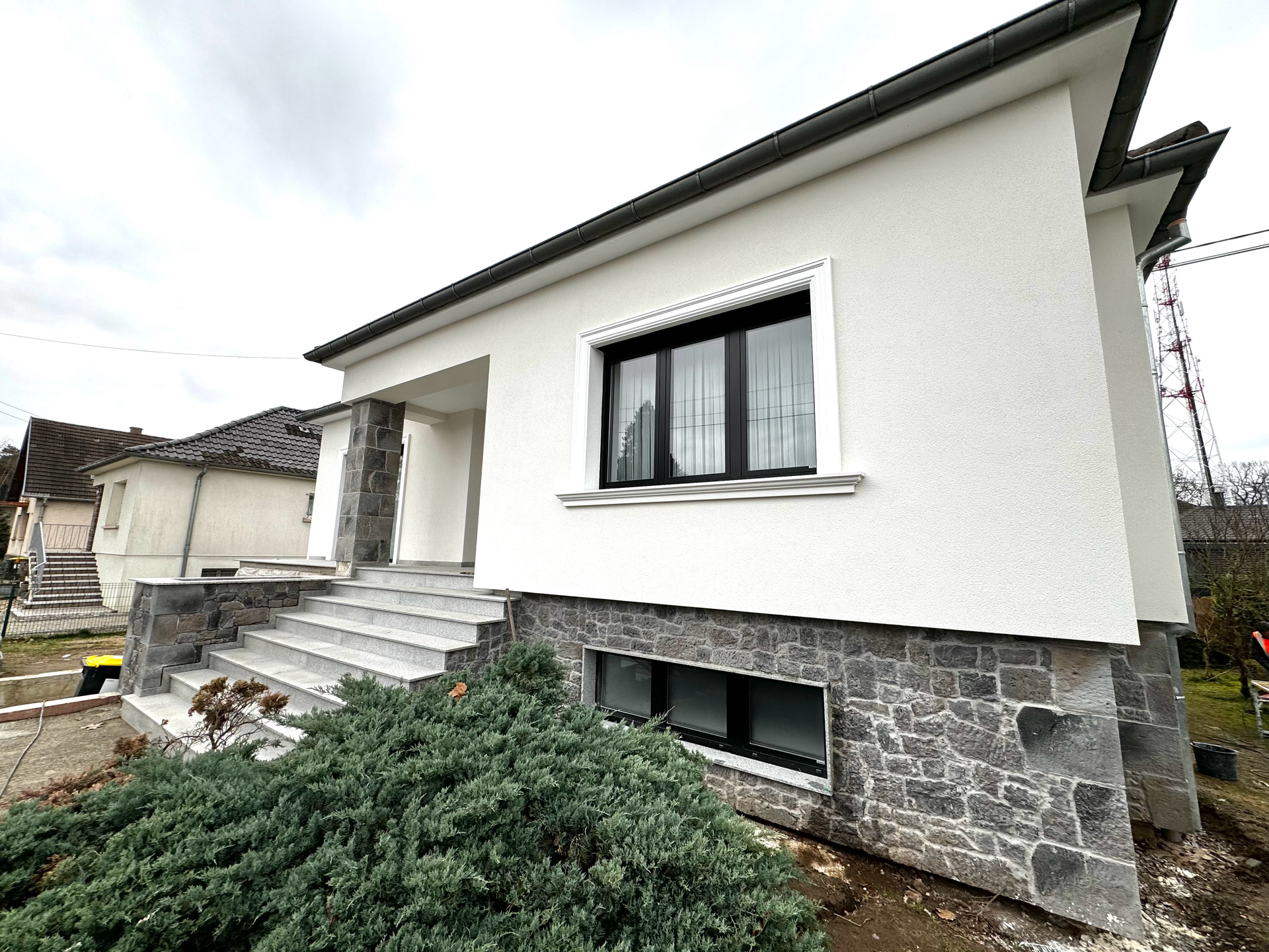 Rénovation globale d'une maison à Haguenau ; isolation extérieure, modénature de pierre et encadrement de fenêtre isolé