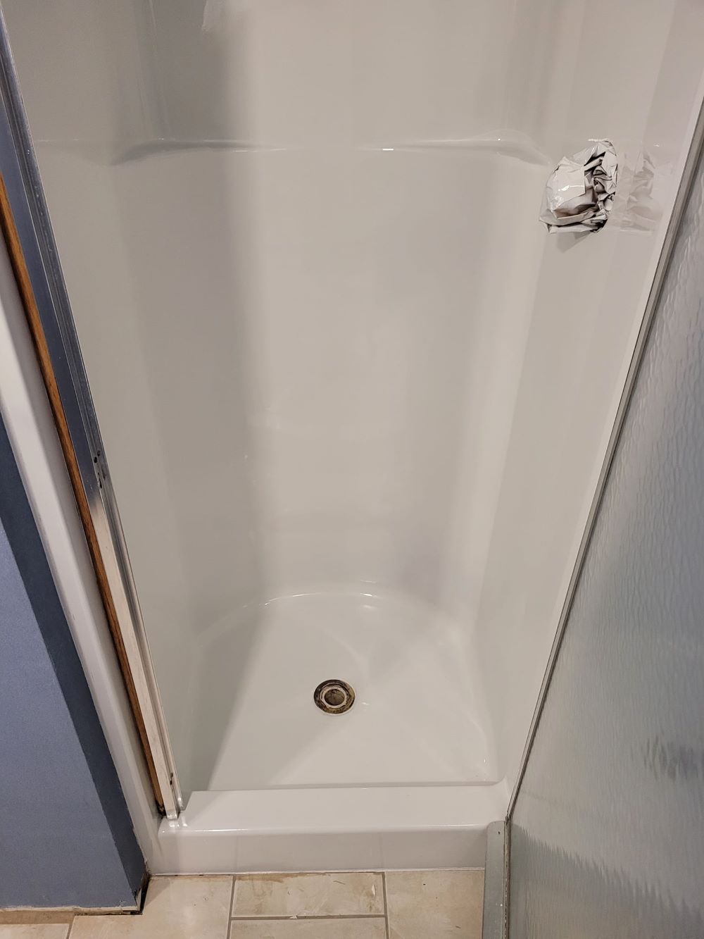 Image of a tub and shower refinishing project done by