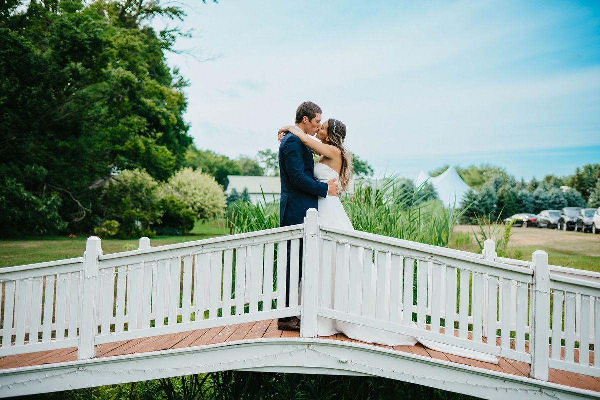 Mariana and Max kissing on a white bridge