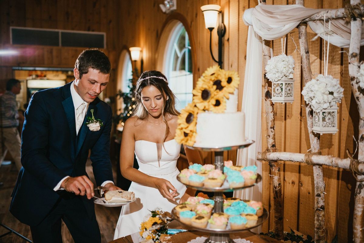 Mariana and Max cutting their wedding cake