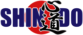 "SHINDO" textlogotyp, bl&aring; bokst&auml;ver p&aring; r&ouml;d cirkelbakgrund med japansk kalligrafi.